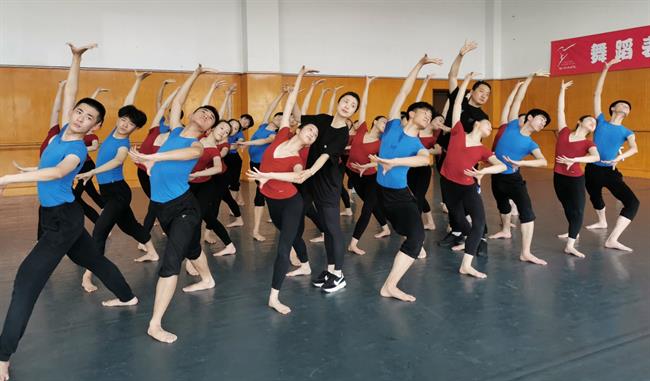 课堂授课.jpg 课堂授课.jpg