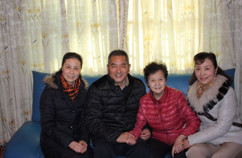 尤炳秋(左二)、朱丽仙(左一)、黄杭娟(右一)看望杨小青(右二)